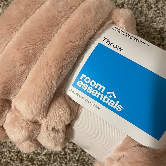 Room Essentials Bedding Nwt Light Pink Soft Throw Blanket 5 X 60